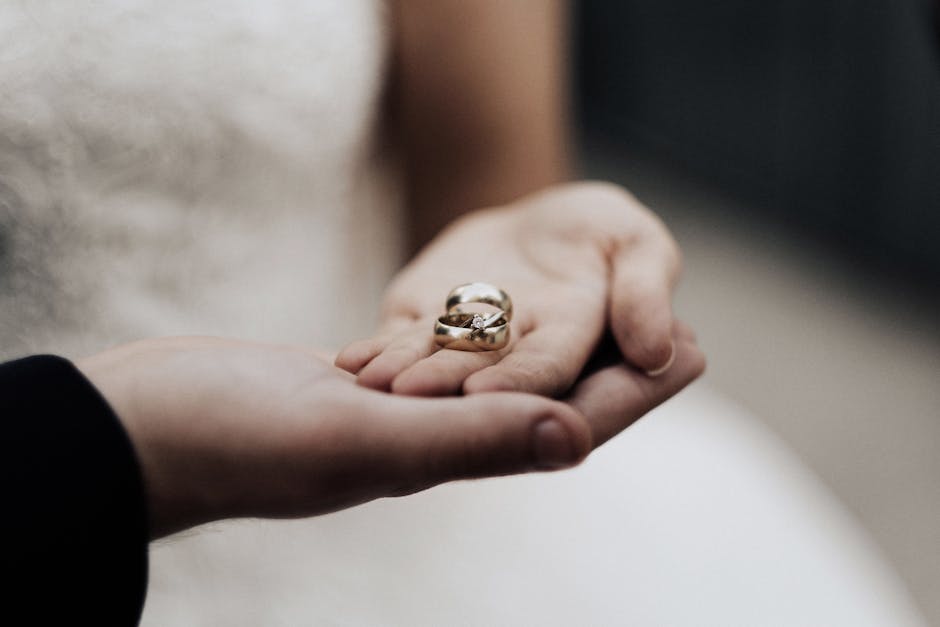 Close up of wedding rings and details
